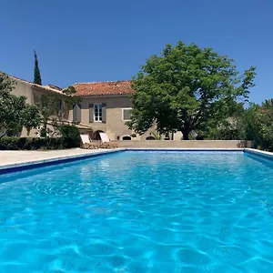 https://appartement-terrasse-au-domaine-de-laiguille.fr-provencehotel.com