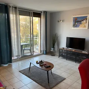 https://appartement-charme-t2-cassis-plein-centre.fr-provencehotel.com
